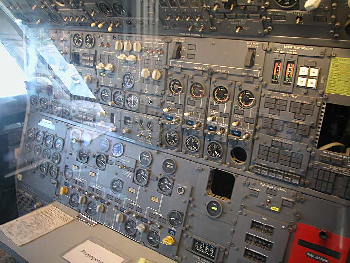 Speyer_220508_015.JPG - Cockpit der Boeing 747